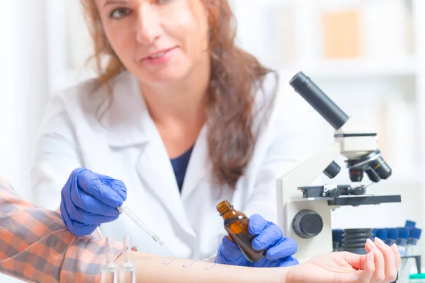 Pruebas de alergia en laboratorio —  Fotos de Stock