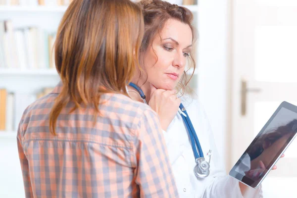 Médico conversando com um paciente — Fotografia de Stock