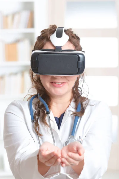 Médico usando auriculares de realidad virtual —  Fotos de Stock