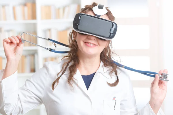 Лікар використовує гарнітуру віртуальної реальності — стокове фото