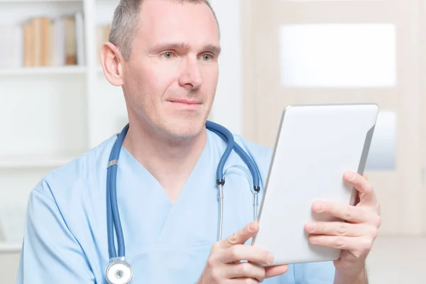 Medico che utilizza tablet pc — Foto Stock