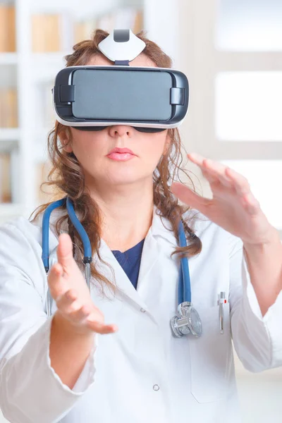 医生使用虚拟现实耳机 — 图库照片