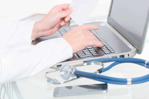 Medical doctor typing on laptop — Stock Photo, Image