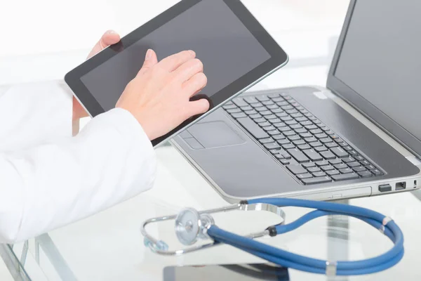 Physician using tablet pc — Stock Photo, Image