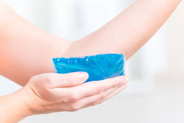 Cold gel compress on the elbow — Stock Photo, Image