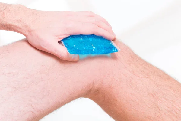 Cold gel compress on the knee — Stock Photo, Image