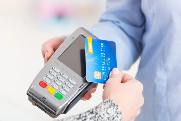 Betalen met contactloze credit of debit card — Stockfoto