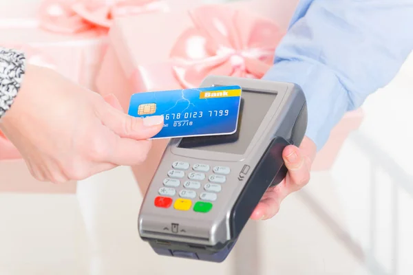 Betalen met contactloze credit of debit card — Stockfoto