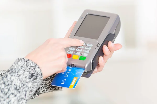 Оплата кредитной или дебетовой картой — стоковое фото