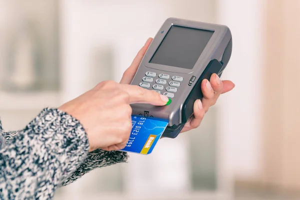 Bezahlen mit Kreditkarte oder EC-Karte — Stockfoto