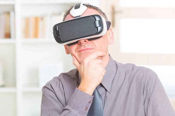 Zakelijke bijeenkomst met virtual reality headset — Stockfoto