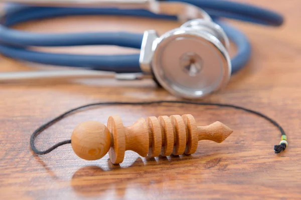 Wahadła i stetoskop na drewnianym stole — Zdjęcie stockowe