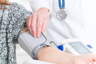 Doktor kan basıncını ölçüyor. 