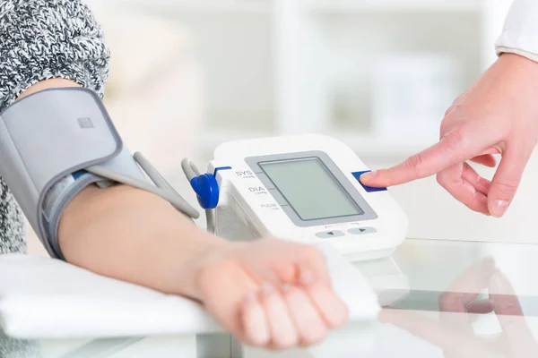 Médico midiendo presión arterial —  Fotos de Stock