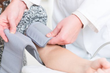 Doktor kan basıncını ölçüyor. 