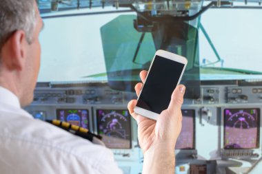Akıllı telefon kullanan havayolu pilotu