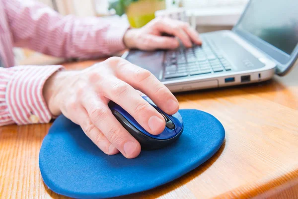 Man aan het werk op zijn laptop thuis kantoor — Stockfoto