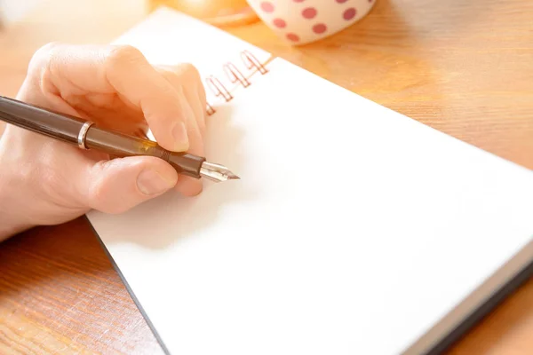 Primer plano de los hombres escritura a mano — Foto de Stock