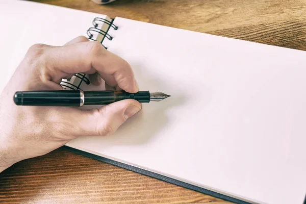 Gros plan des hommes écriture à la main — Photo