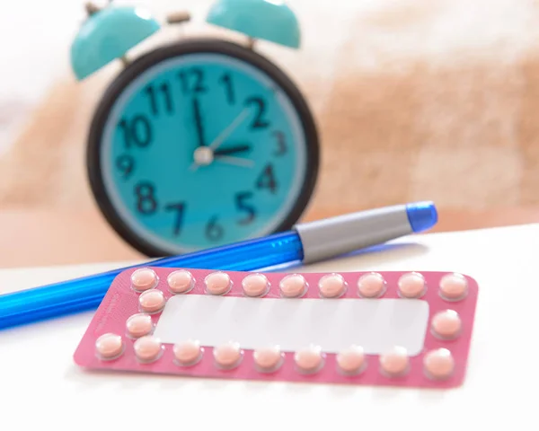 Birth control, contraceptive pills and clock — Stock Photo, Image