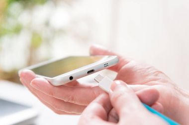 Mavi Usb şarj kablosu bağlama