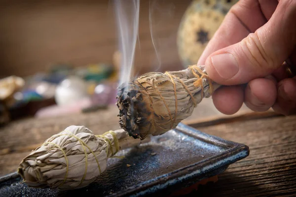 Hombre quemando incienso de salvia blanca — Foto de Stock