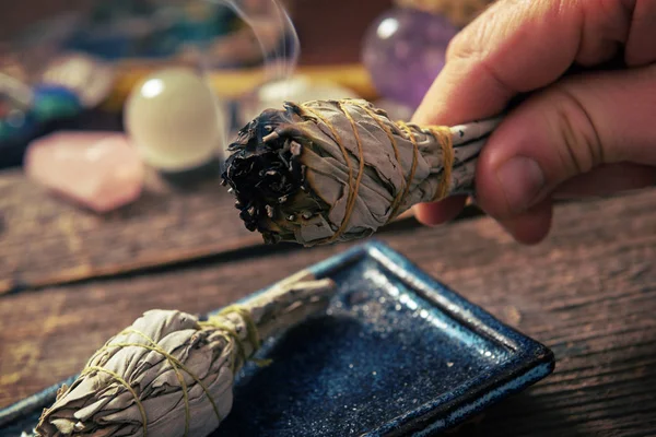 Hombre quemando incienso de salvia blanca — Foto de Stock