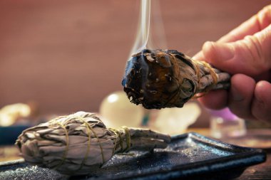 Adam beyaz adaçayı tütsü yakma