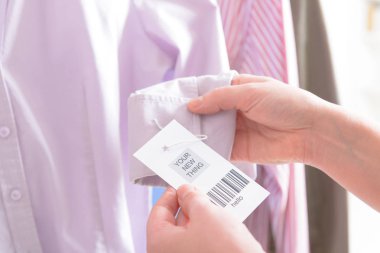 Kadının el ile bir barkod etiket