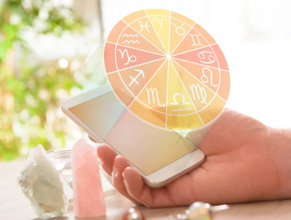 Moderne astrologie concept met mobiele — Stockfoto