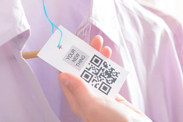 Vrouw handen met een qr code label — Stockfoto