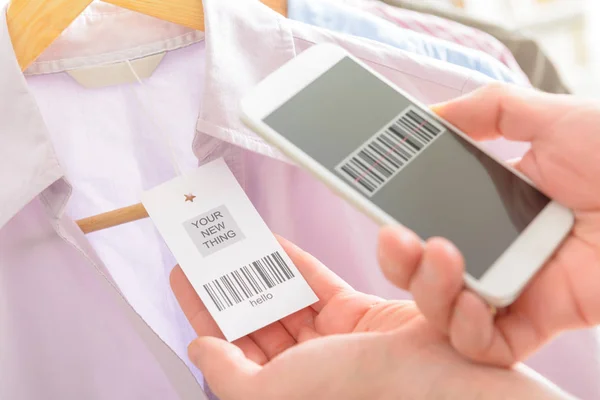 Vrouw scanning barcode met mobiele telefoon — Stockfoto