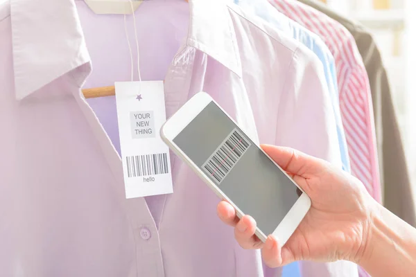Женщина сканирует штрих-код с помощью мобильного телефона — стоковое фото
