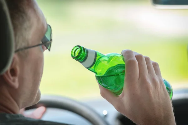 Uomo che beve birra mentre guida una macchina — Foto Stock