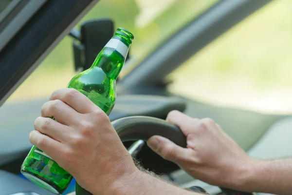 Man het drinken van bier in een auto — Stockfoto