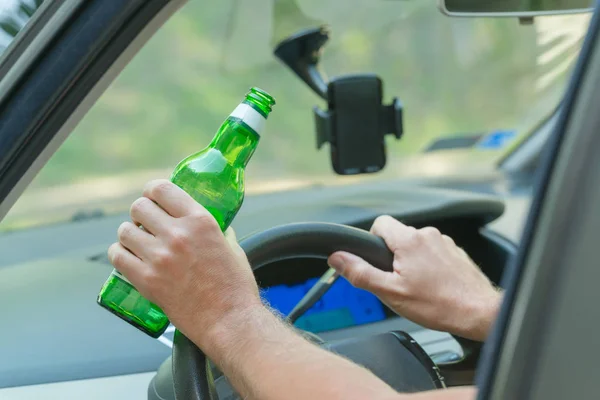 Homme buvant de la bière dans une voiture — Photo