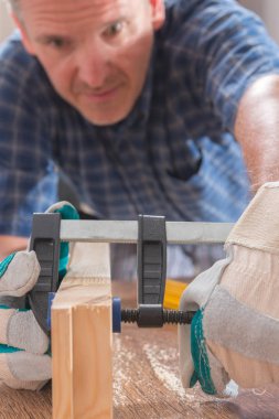 Kelepçe bir warkshop içinde Bar kullanarak adam