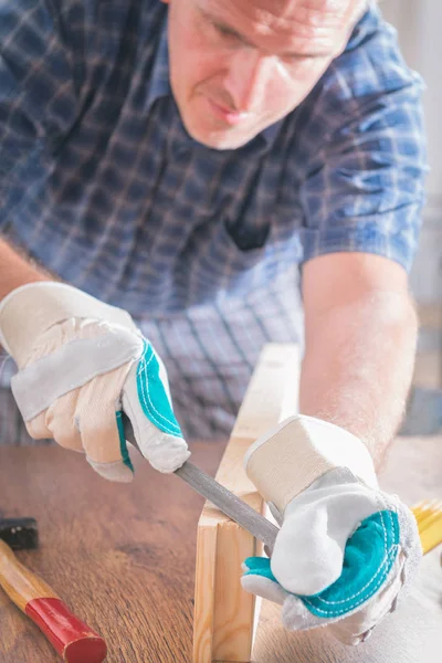 Homme ponçant un bois dans un atelier — Photo