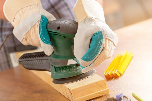 Hombre lijando una madera con lijadora orbital —  Fotos de Stock