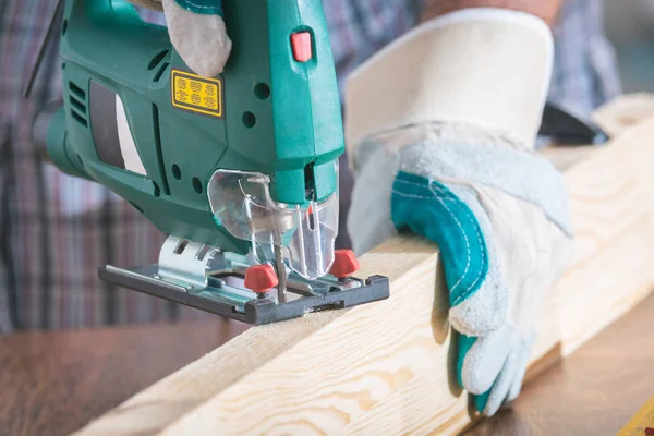 Snij een stuk hout met behulp van een decoupeerzaag — Stockfoto