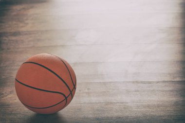 ahşap zemin üzerinde basketbol