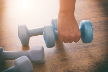 Kadın eli salak-bells ile