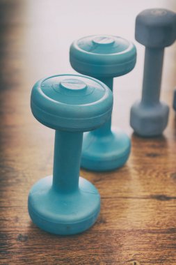 Mavi salak-bells bir flor üzerinde