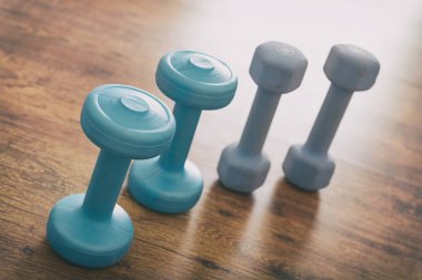 Mavi salak-bells bir katta