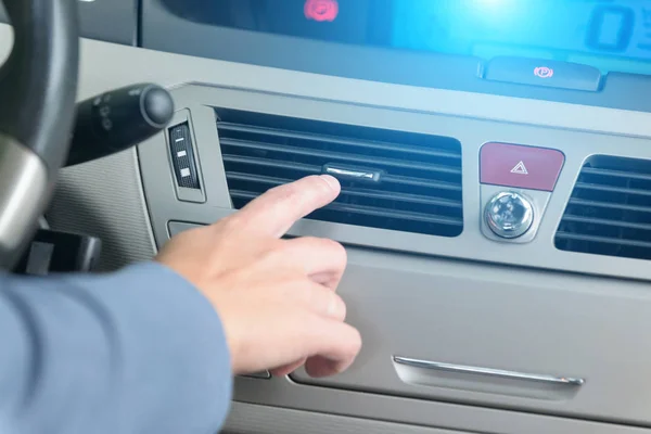 Motorista mão afinação grade de ventilação de ar — Fotografia de Stock