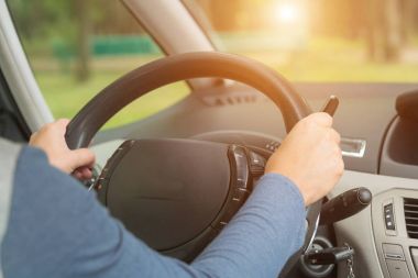 Direksiyon simidi holding eller