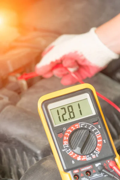 Checking car battery voltage — Stock Photo, Image