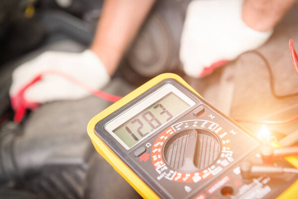 Проверка напряжения аккумулятора автомобиля
