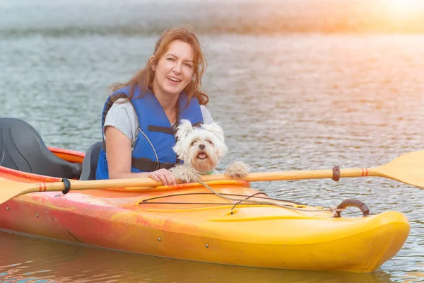 Kadın ve köpeğini bir kayık üzerinde — Stok fotoğraf