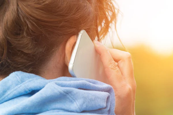 휴대 전화로 이야기하는 여자 — 스톡 사진